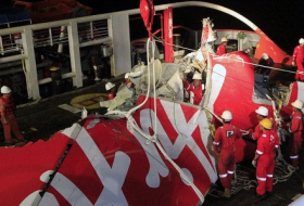 Rescuers resume operation to recover fuselage of crashed AirAsia plane from Java Sea